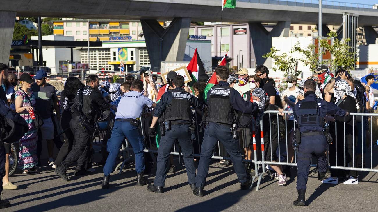 Protesters tried to enter the Vaudoise Arena on Saturday evening to prevent the M19 basketball game between Switzerland and Israel. Meanwhile, world m19 basketball: "no genocidal world m19 basketball: "no genocidal new